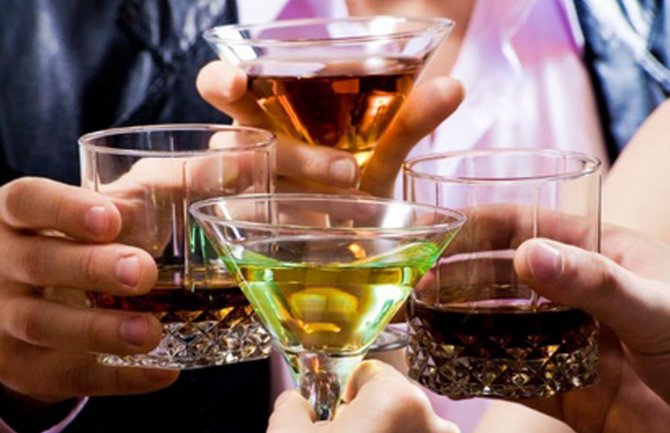 Posle čašice alkohola ljudi tečnije govore strane jezike