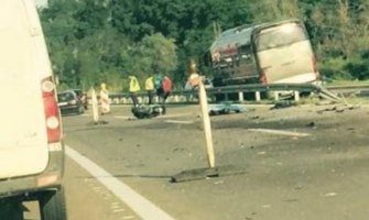 Motociklista naletio na autobus pun djece i poginuo 