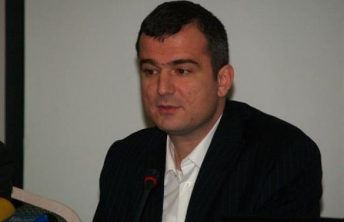 Da li je Uprava za kadrove sakrila informaciju o polaganju stručnog ispita direktora Agencije?