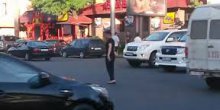 Pakvareni semafor izazvao haos na raskrsnici, sve dok se nije pojavio on...(VIDEO)