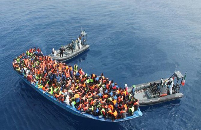 Brod sa 700 migranata zaustavljen kod Sicilije