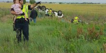 Policajac skreće pažnju djevojčici dok joj izvlače familiju (VIDEO)