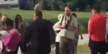 Pop šutira muzičare na svadbi (VIDEO)