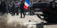 Taksisti protestovali protiv Ubera: Blokirane ulice, prevrnuti automobili, zapaljene gume...