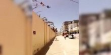 Radnici hotela jure pomahnitalog teroristu i gađaju ga flašama (Video)