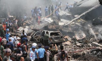  Srušio se avion na kuće, 30 osoba poginulo