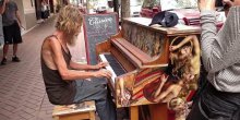 Beskućnik oduševio muzičkim talentom (VIDEO)