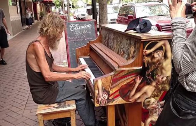 Beskućnik oduševio muzičkim talentom (VIDEO)