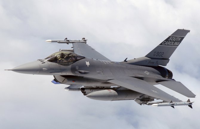 Sudarili se u vazduhu F-16 i privatni avion 