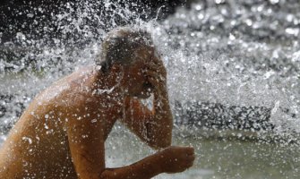 Na 40 stepeni radio na kući, polio se vodom i preminuo
