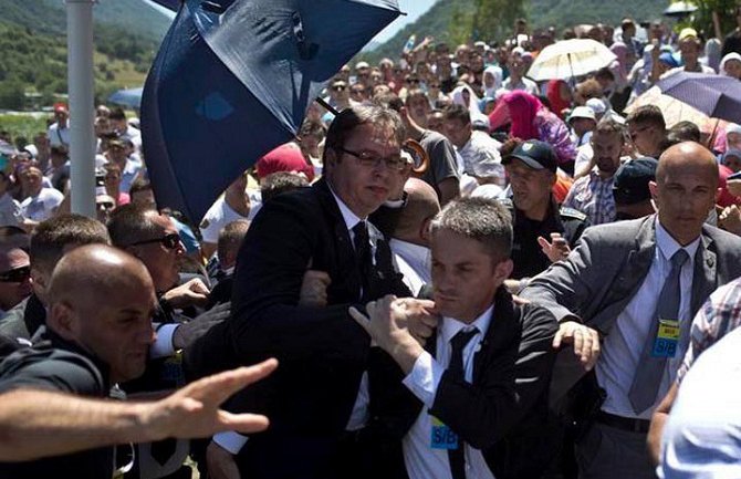 Vučića u Srebrenici čuvala samo dva policajca