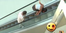 U miniću i bez gaćica na pokretnim stepenicama (VIDEO)