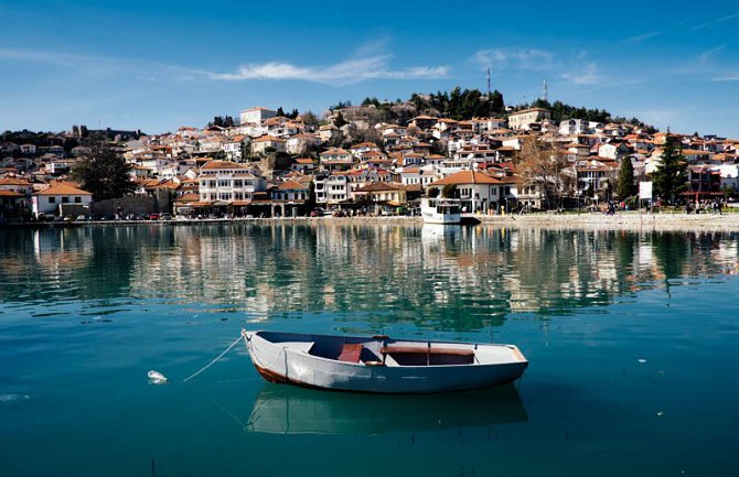 I medvjed se brčkao sa turistima na Ohridu