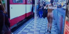  Potpuno gola zgodna žena prošetala gradom i provozala se autobusom (VIDEO)