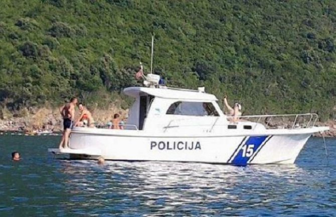 Pokrenuta istraga: Ko je napravio žurku na policijskom brodu