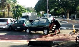 Evo kako se biciklista riješio automobila parkiranog na sred staze (VIDEO)