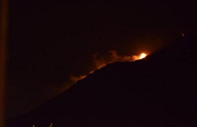 Širi se požar iznad Perasta zbog vjetra (Video)