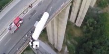 Kamion u Bugarskoj dva sata visio sa mosta (VIDEO)