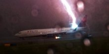 Grom udario u avion, nema povrijeđenih (VIDEO)