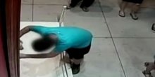 Dječak se sapleo u muzeju i oštetio sliku vrijednu 1,5 miliona dolara (VIDEO)