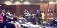 Tuča u sudnici: Napao ubicu svoje trogodišnje ćerke (Video)