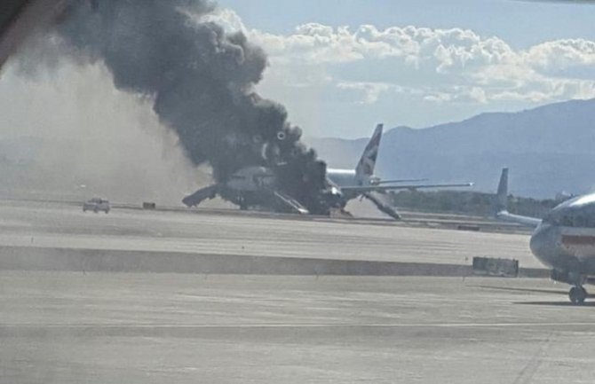 Zapalio se avion na pisti, putnici evakuisani 
