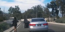 Izašla iz automobila u pokretu i napravila haos (VIDEO)