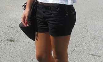 Bijela bluza i crni šorts modna kombinacija za jesenje večeri (FOTO)