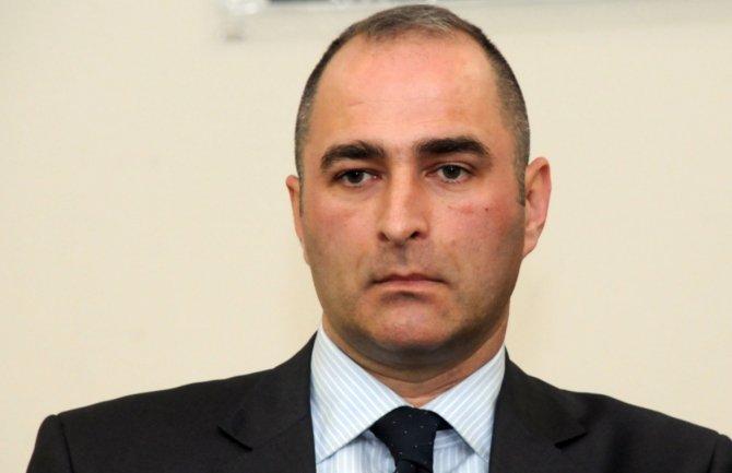  Političko angažovanje neprimjereno za bilo koje svešteno lice