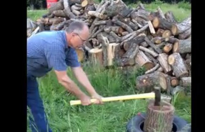 Internet oduševljen: Ovaj deda savjetuje kako cijepati drva (VIDEO)