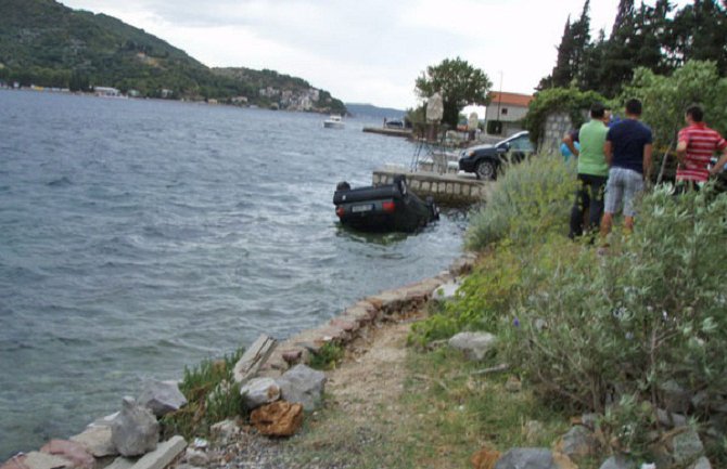 Nesreća kod Veriga: Sletio golfom u more, nema povrijeđenih(FOTO)