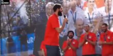 Mirotić na dočeku zlatnih košarkaša pjevao 