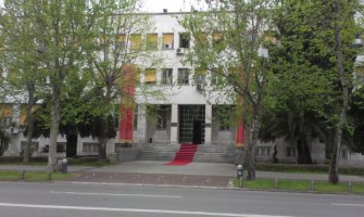 Komunalci brane postavljanje šatora ispred Skupštine