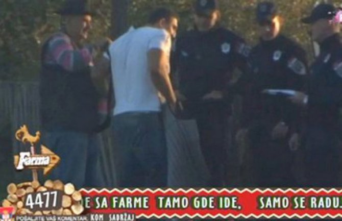 Policija izvela Kristijana Golubovića sa Farme