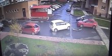 Nevjerovatno: Nespretni vozač se sudario tri puta za pola minuta (VIDEO)