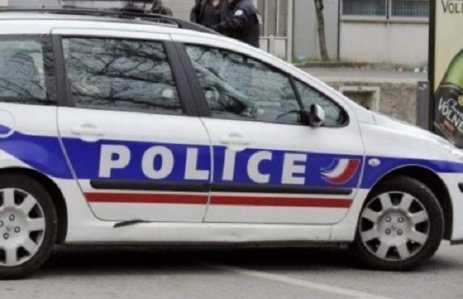 Petnaestogodišnjak pucao u profesoricu uz povik 