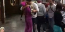 KRISTIJAN SE OLEŠIO: Prvo se trljao o balerinu, a onda ljubio Staniju! (VIDEO)