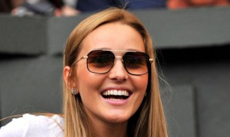 Jelena Đoković se isteže na plaži! (Foto)