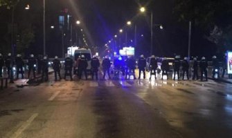 Policajci tuže 