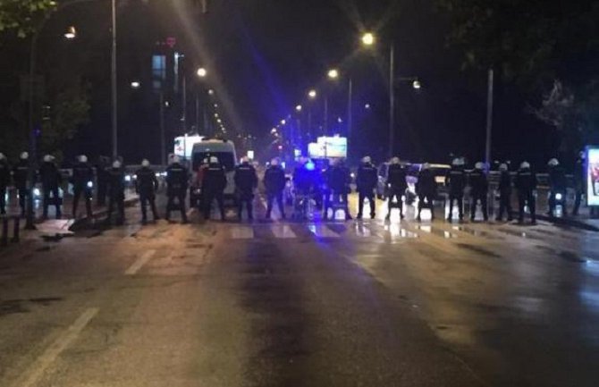Policajci tuže 