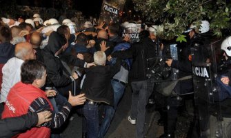 Za napad na policiju osumnjičeno 30 osoba