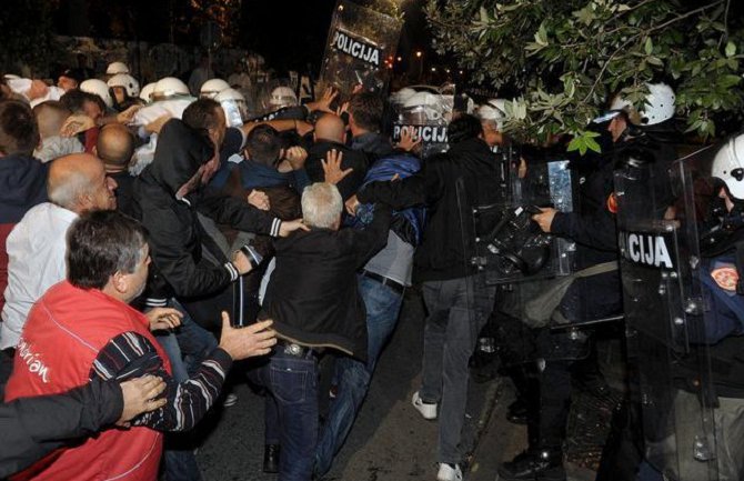 Za napad na policiju osumnjičeno 30 osoba