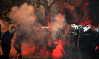 56 građana tražilo pomoć ljekara nakon dejstva suzavca na protestima DF-a