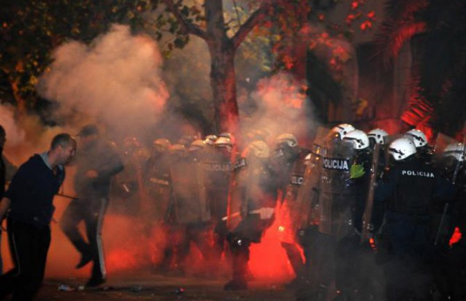 56 građana tražilo pomoć ljekara nakon dejstva suzavca na protestima DF-a