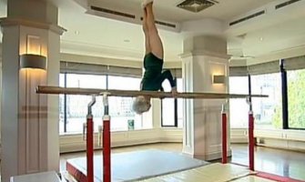 Najstarija gimnastičarka na svijetu pravi čuda na razboju! (VIDEO)