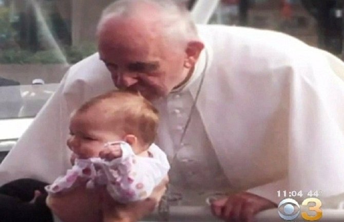 Papa Franjo poljubio bebu, pa joj se smanjio tumor u glavi! (VIDEO)