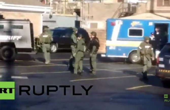 Nepoznati muškarac drži taoce u prodavnici, ranjen policajac (VIDEO)