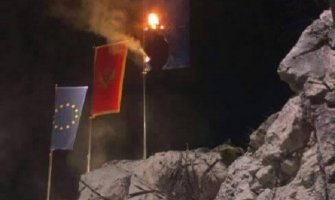 Zastava NATO-a zapaljena na Cetinju (VIDEO)
