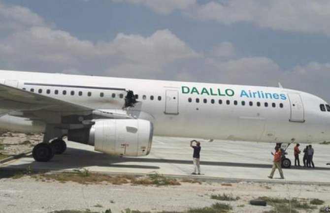 U somalijskom avionu sa 74 putnika eksplodirala bomba?