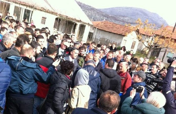 Vlahovići ostaju u svom domu, prihvaćen predlog Srpske stranke